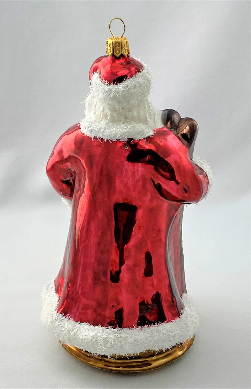 Santa bringt den Kardinal mit den Skiern in den Wald