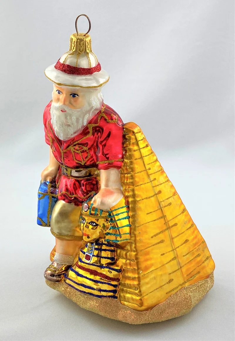 Santa Claus ist in Ägypten bei der Cheops Pyramide
