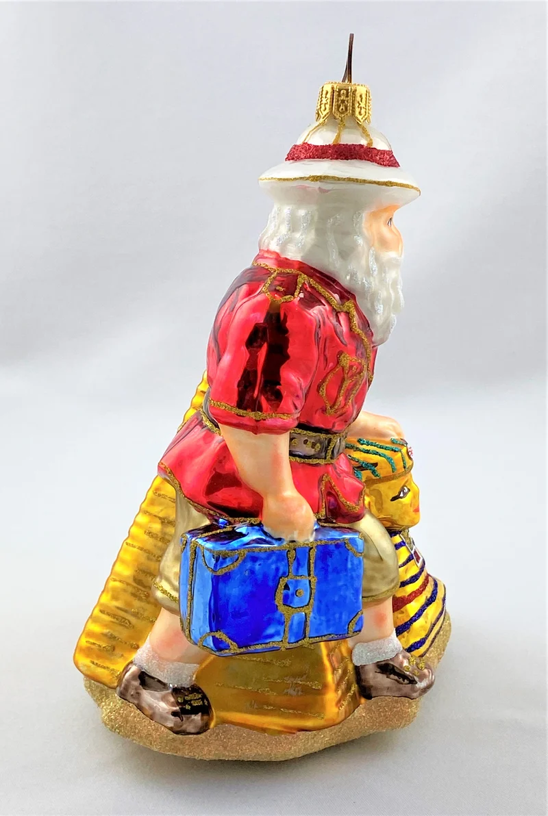 Santa Claus ist in Ägypten bei der Cheops Pyramide