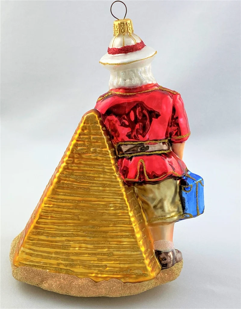 Santa Claus ist in Ägypten bei der Cheops Pyramide