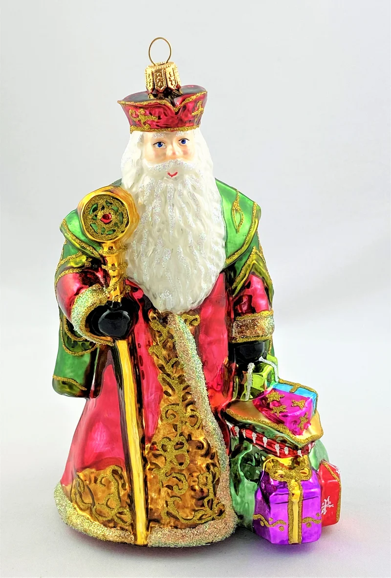 Nikolaus mit langem weissem Bart und goldenem Stab