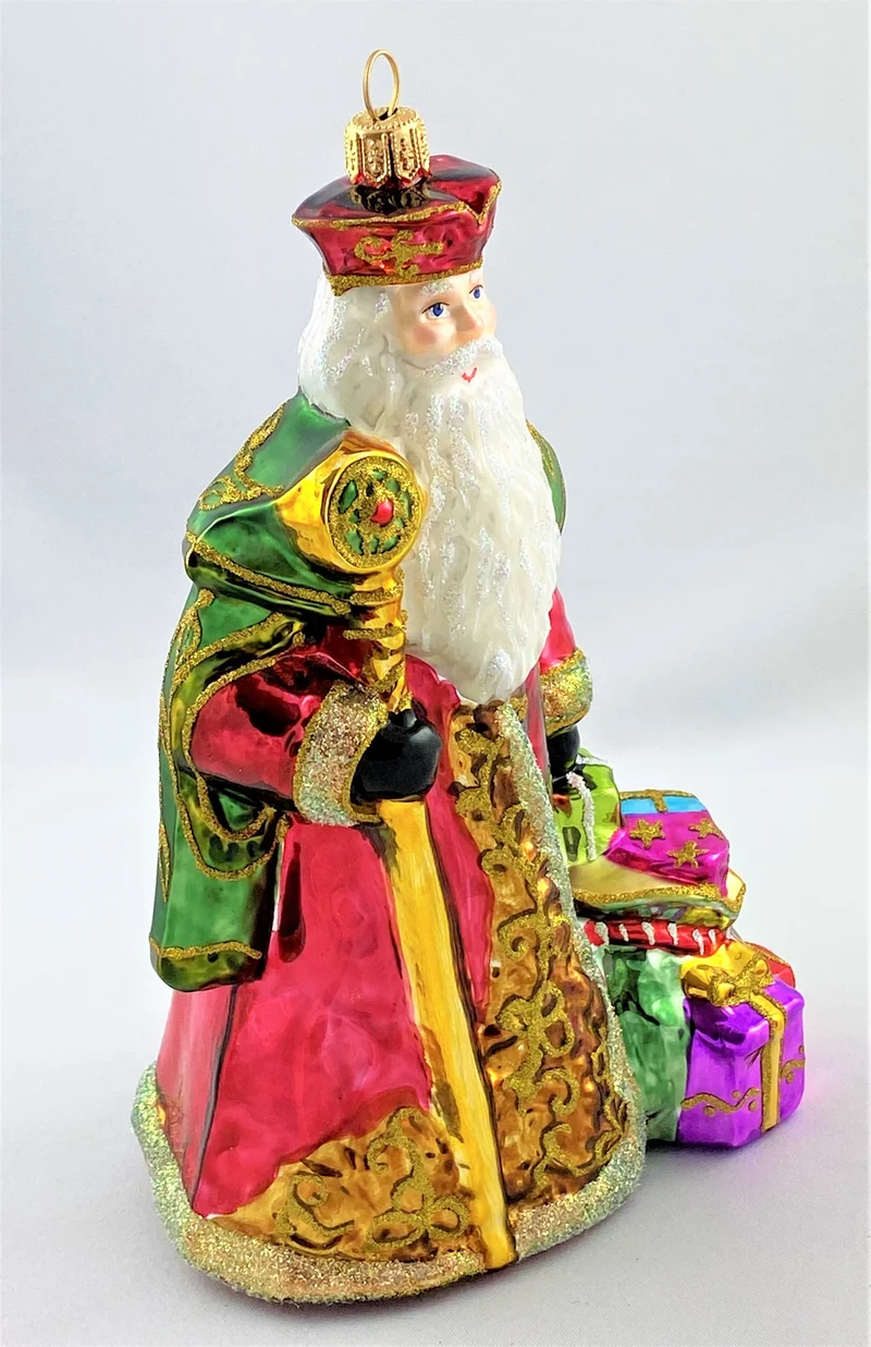 Nikolaus mit langem weissem Bart und goldenem Stab