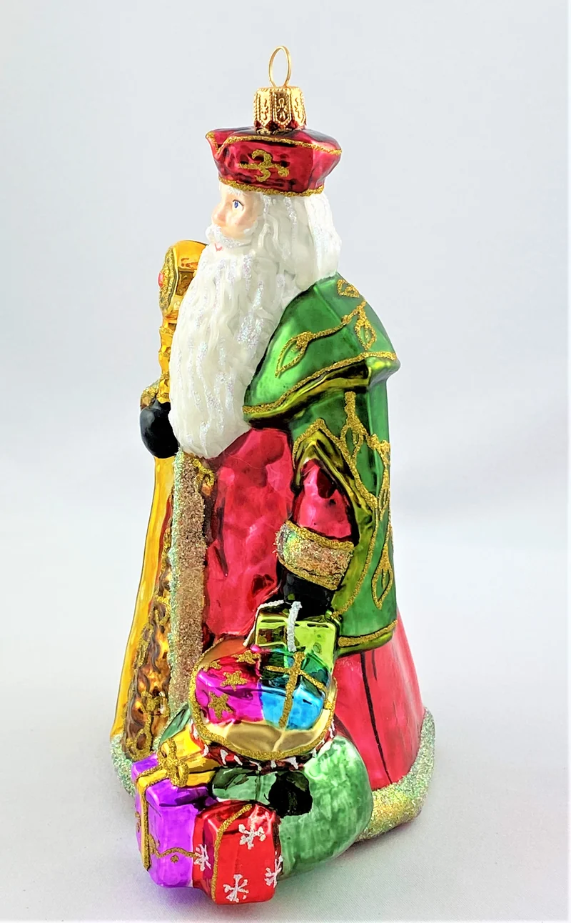 Nikolaus mit langem weissem Bart und goldenem Stab