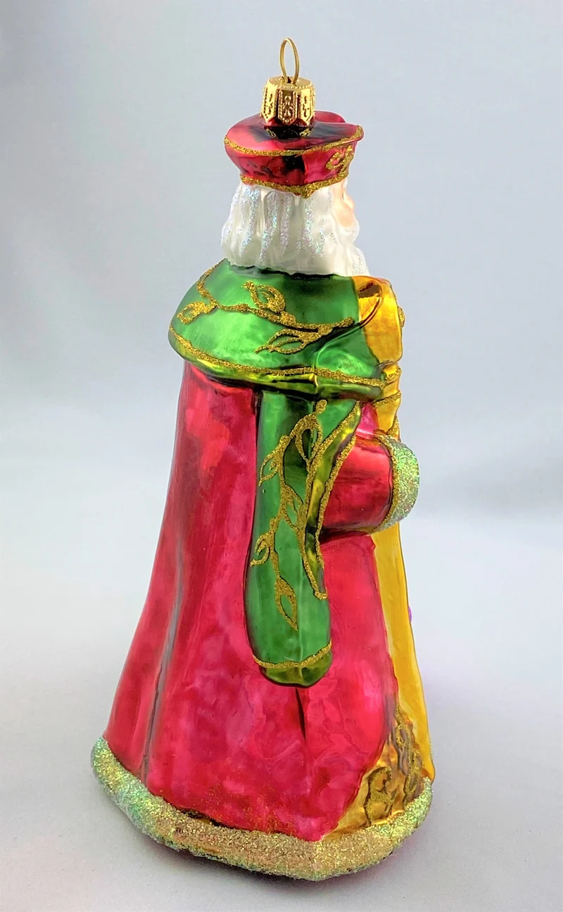 Nikolaus mit langem weissem Bart und goldenem Stab
