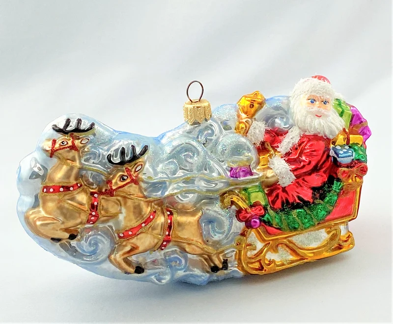 Santa Claus fliegt mit dem Rentierschlitten durch die Wolken