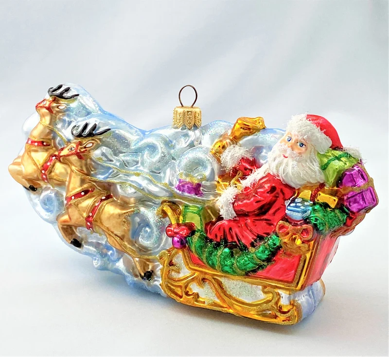 Santa Claus fliegt mit dem Rentierschlitten durch die Wolken