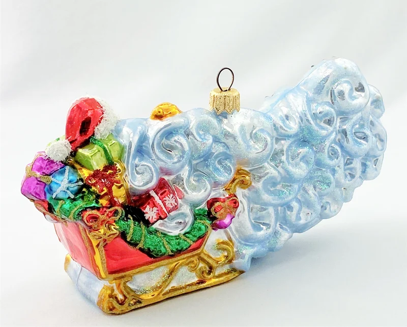 Santa Claus fliegt mit dem Rentierschlitten durch die Wolken
