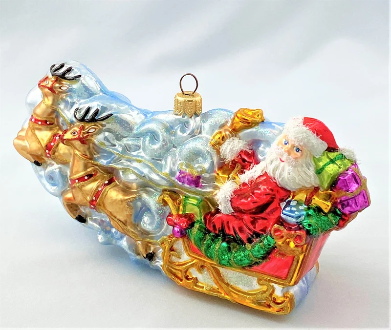 Santa Claus fliegt mit dem Rentierschlitten durch die Wolken