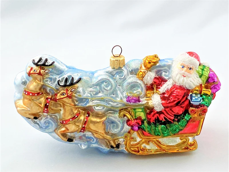 Santa Claus fliegt mit dem Rentierschlitten durch die Wolken