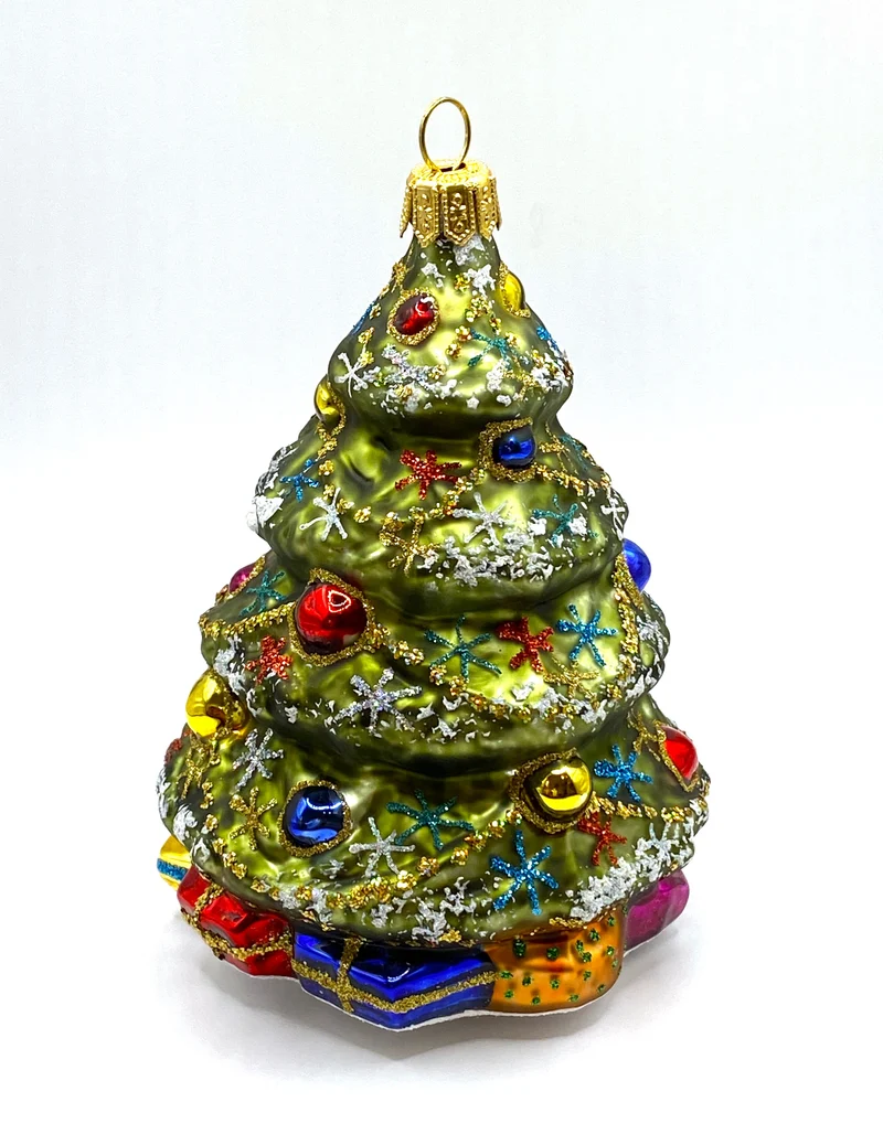 Grosser verzierter Christbaum mit Päckli