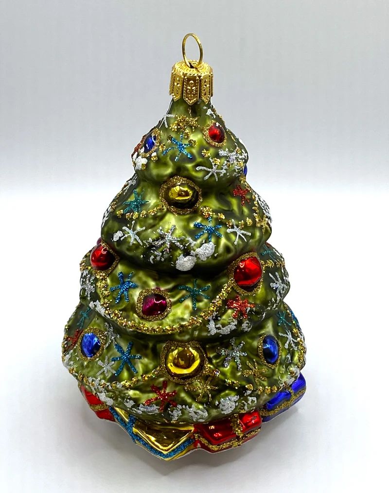 Grosser verzierter Christbaum mit Päckli