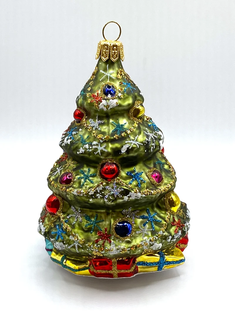 Grosser verzierter Christbaum mit Päckli