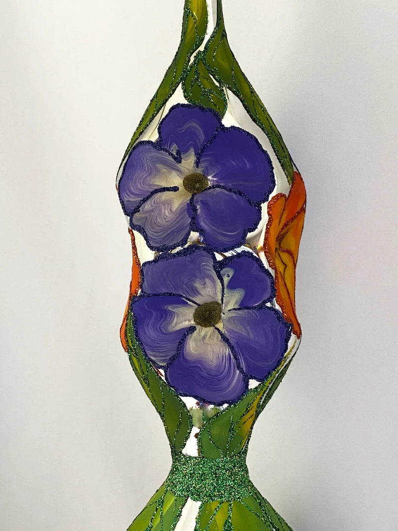Grosse Spitze mit Blüten