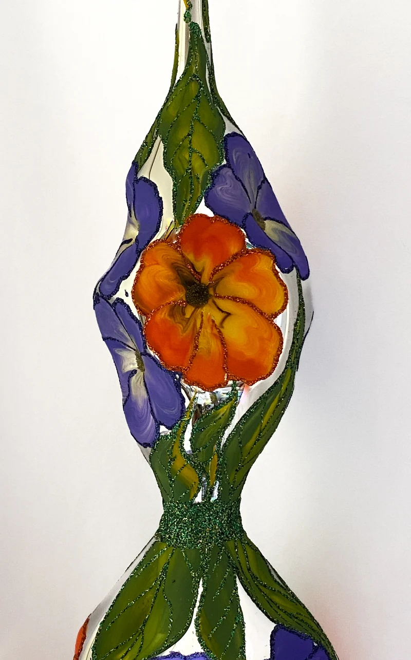 Grosse Spitze mit Blüten