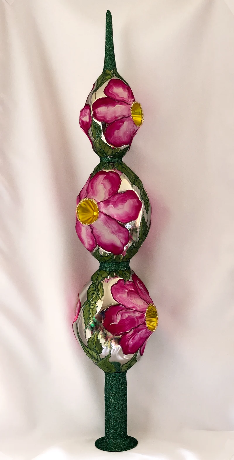 Grosse Spitze mit Magnolienblüten