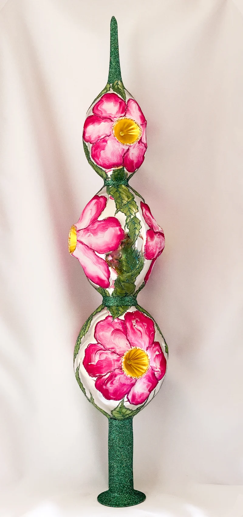 Grosse Spitze mit Magnolienblüten