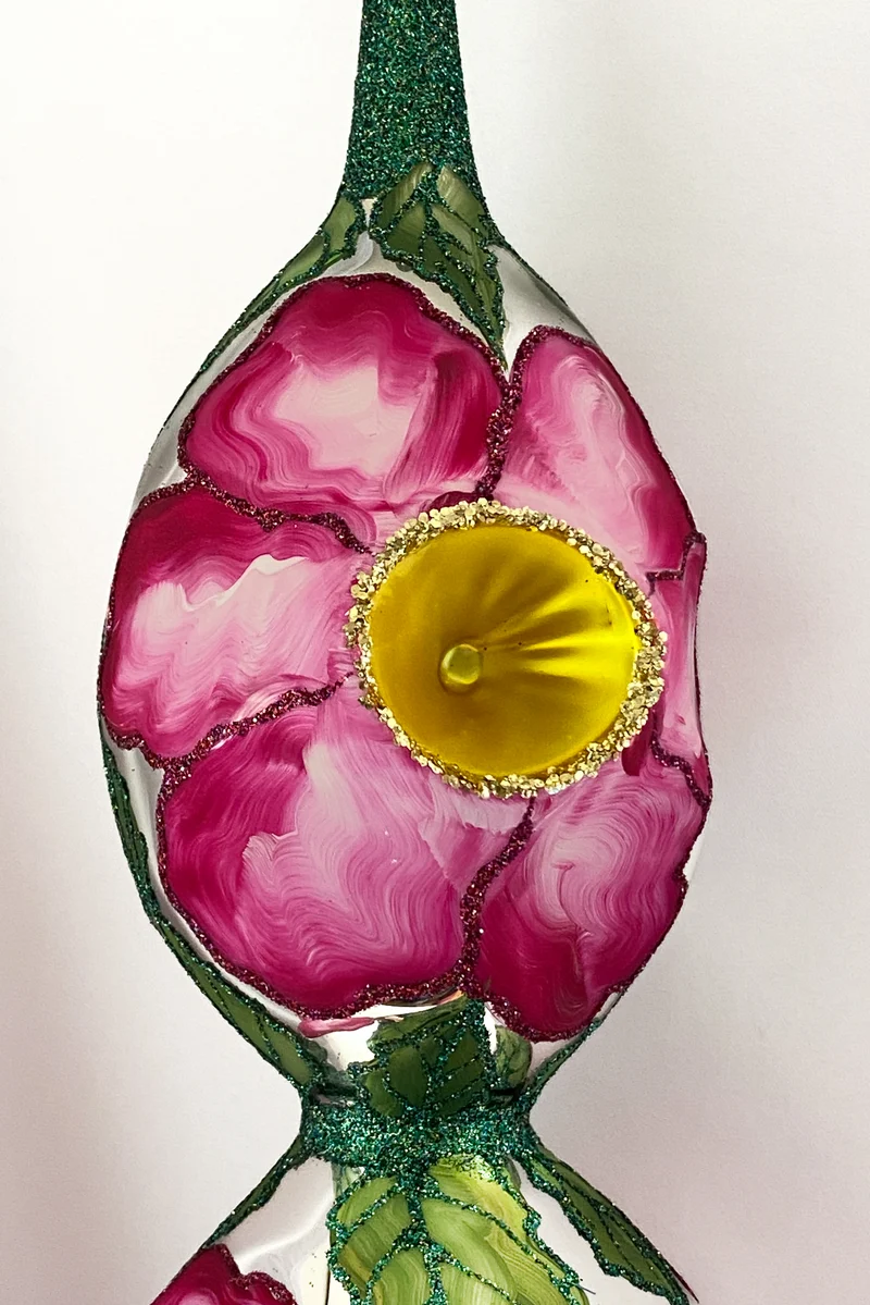 Grosse Spitze mit Magnolienblüten