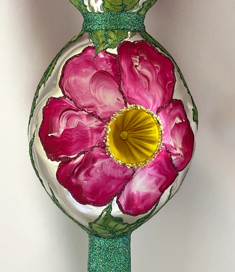 Grosse Spitze mit Magnolienblüten
