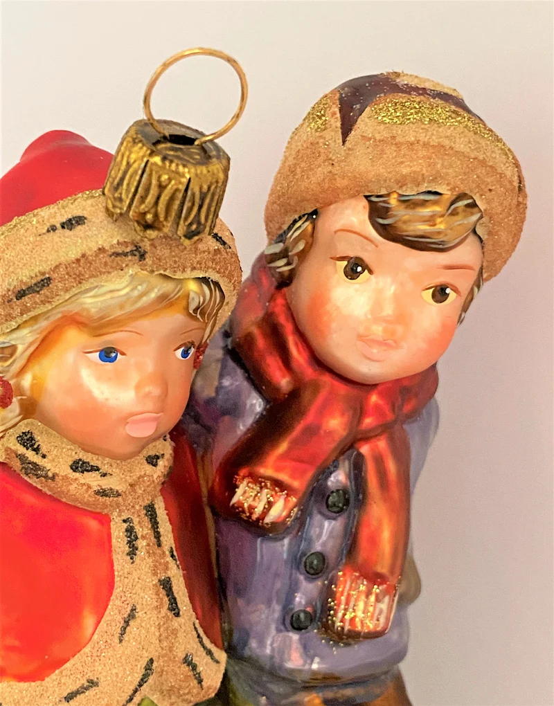 Mädchen und Junge laufen Schlittschuh, KOMOZJA MOSTOWSKI