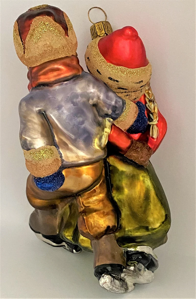 Mädchen und Junge laufen Schlittschuh, KOMOZJA MOSTOWSKI