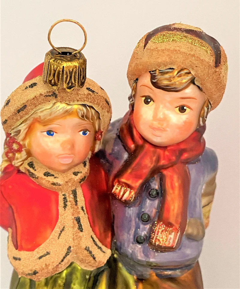 Mädchen und Junge laufen Schlittschuh, KOMOZJA MOSTOWSKI