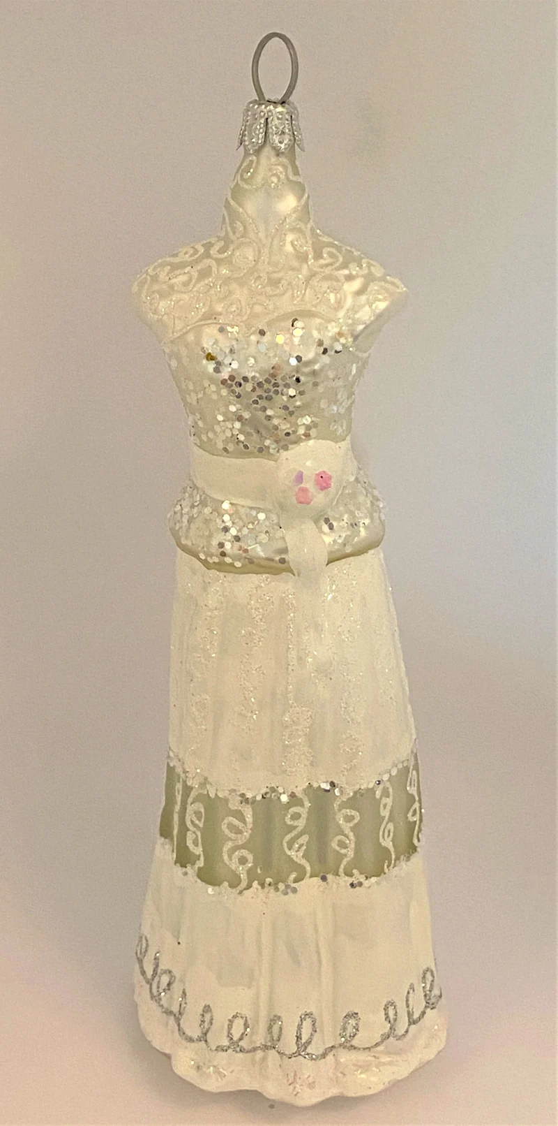 Langes schmales weisses Kleid