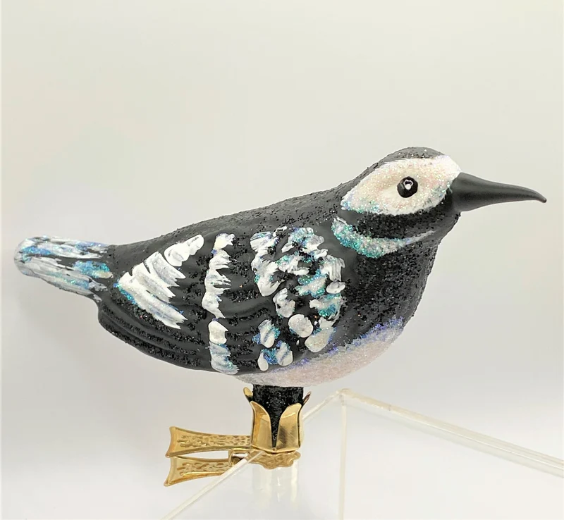 Schwarz weisser Vogel auf Clip