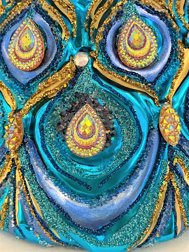 Grosser Pfau mit Schmucksteinen