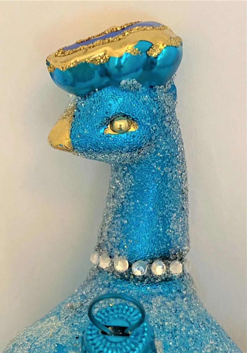 Grosser Pfau mit Schmucksteinen