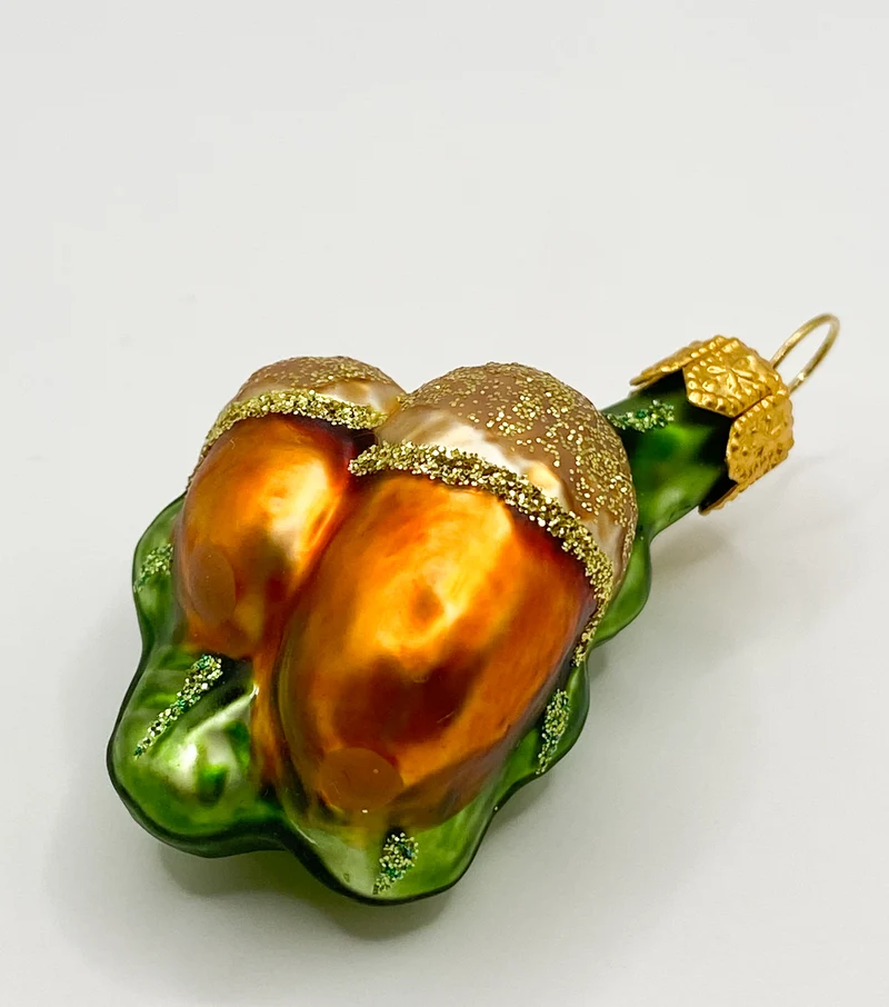 Eicheln mit Blatt