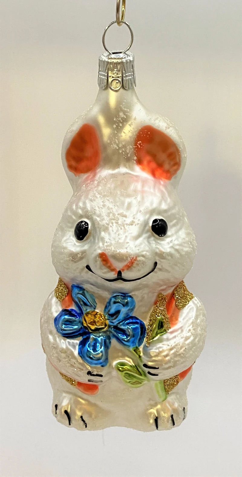 Weisser Osterhase mit blauer Blume