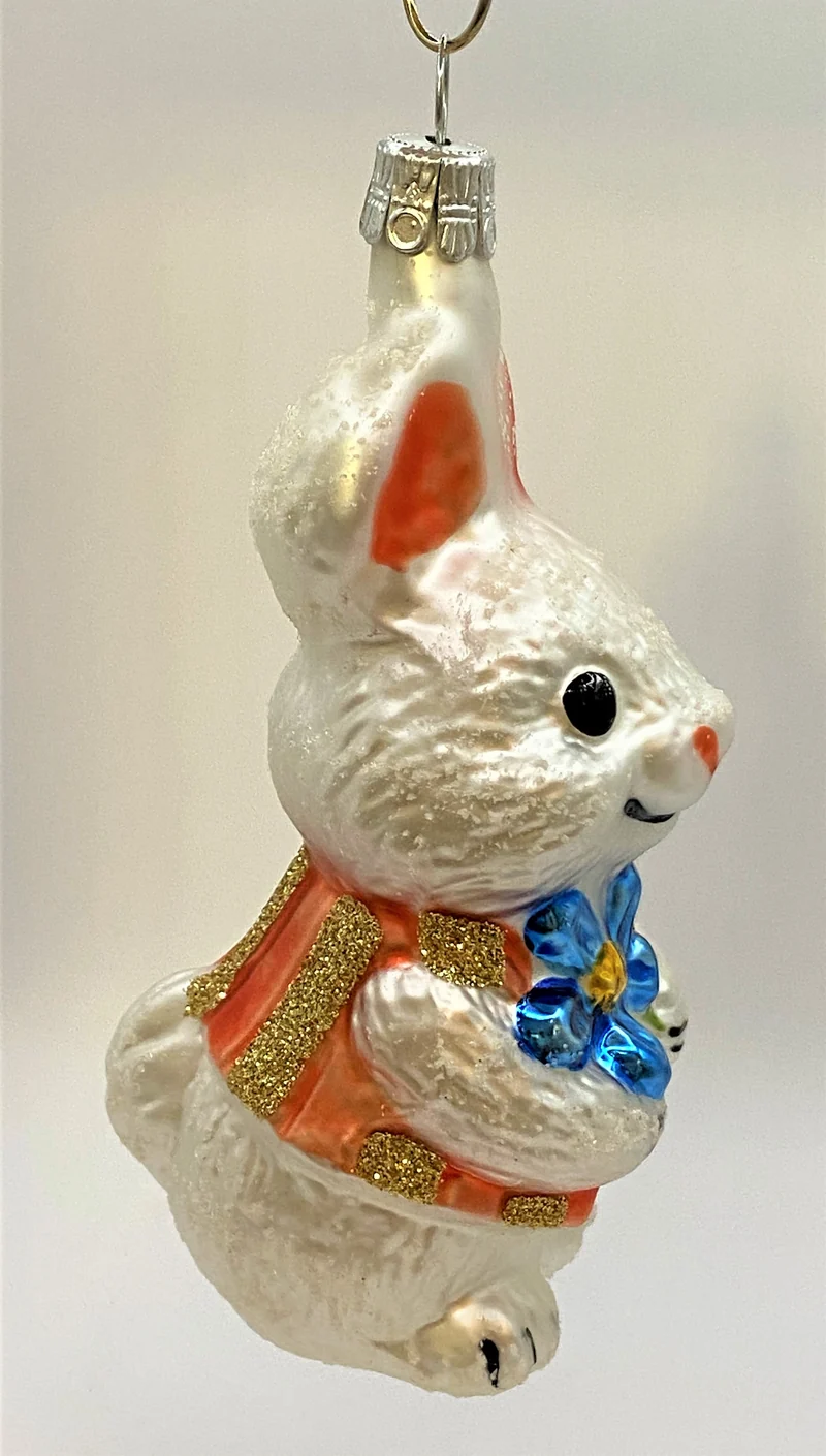 Weisser Osterhase mit blauer Blume