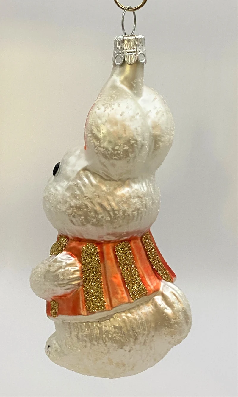 Weisser Osterhase mit blauer Blume