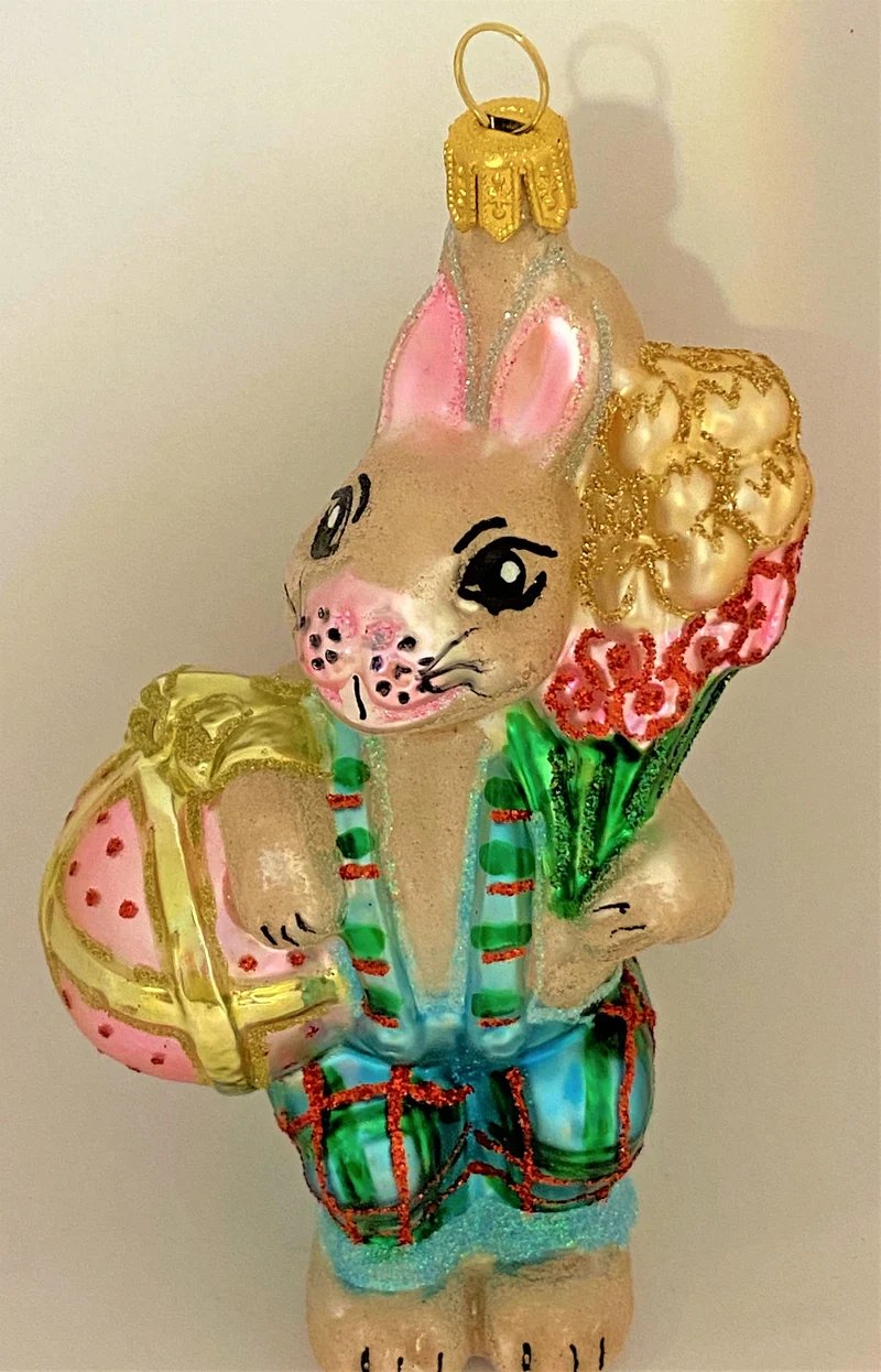 Osterhase bringt den Blumenstrauss