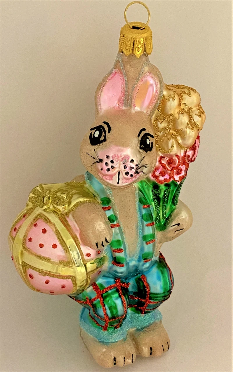 Osterhase bringt den Blumenstrauss