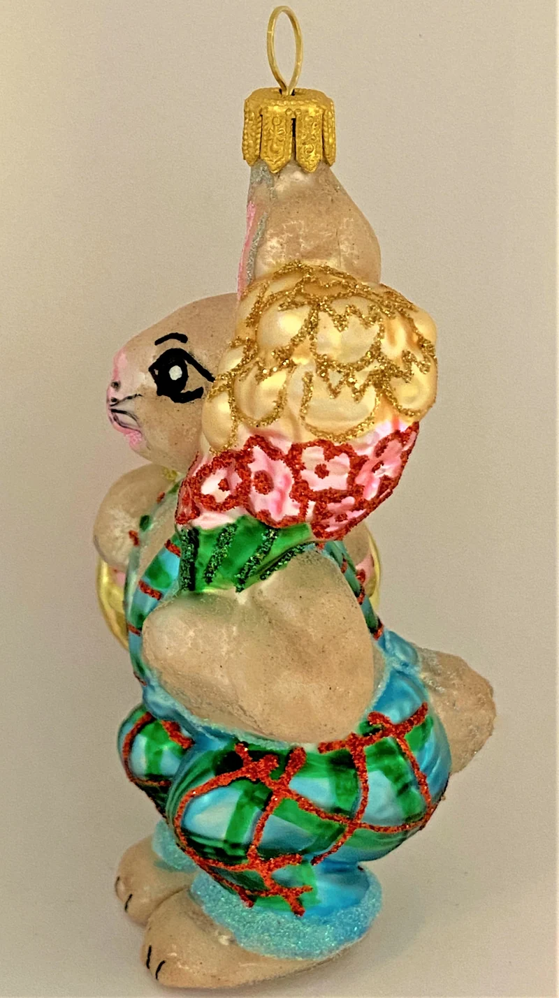 Osterhase bringt den Blumenstrauss