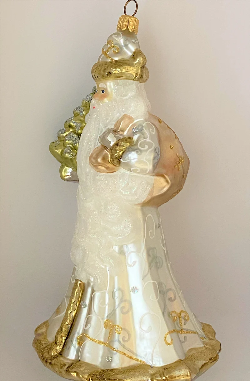 Weihnachtsmann im weissen Gewand