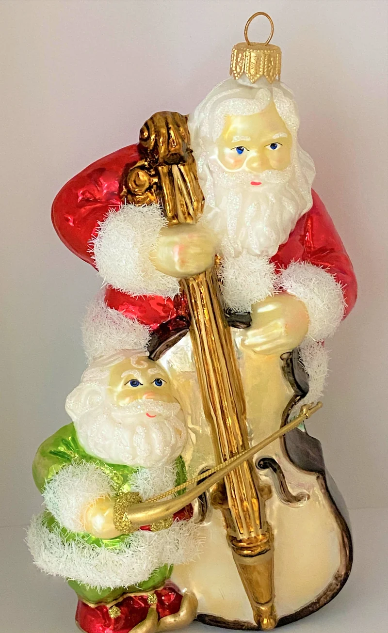 Der Weihnachtsmann spielt mit dem Weihnachtswichtel auf dem Kontrabass Weihnachtslieder