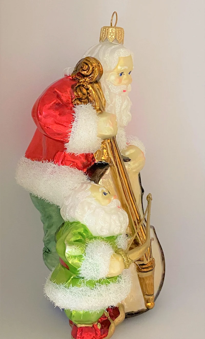 Der Weihnachtsmann spielt mit dem Weihnachtswichtel auf dem Kontrabass Weihnachtslieder