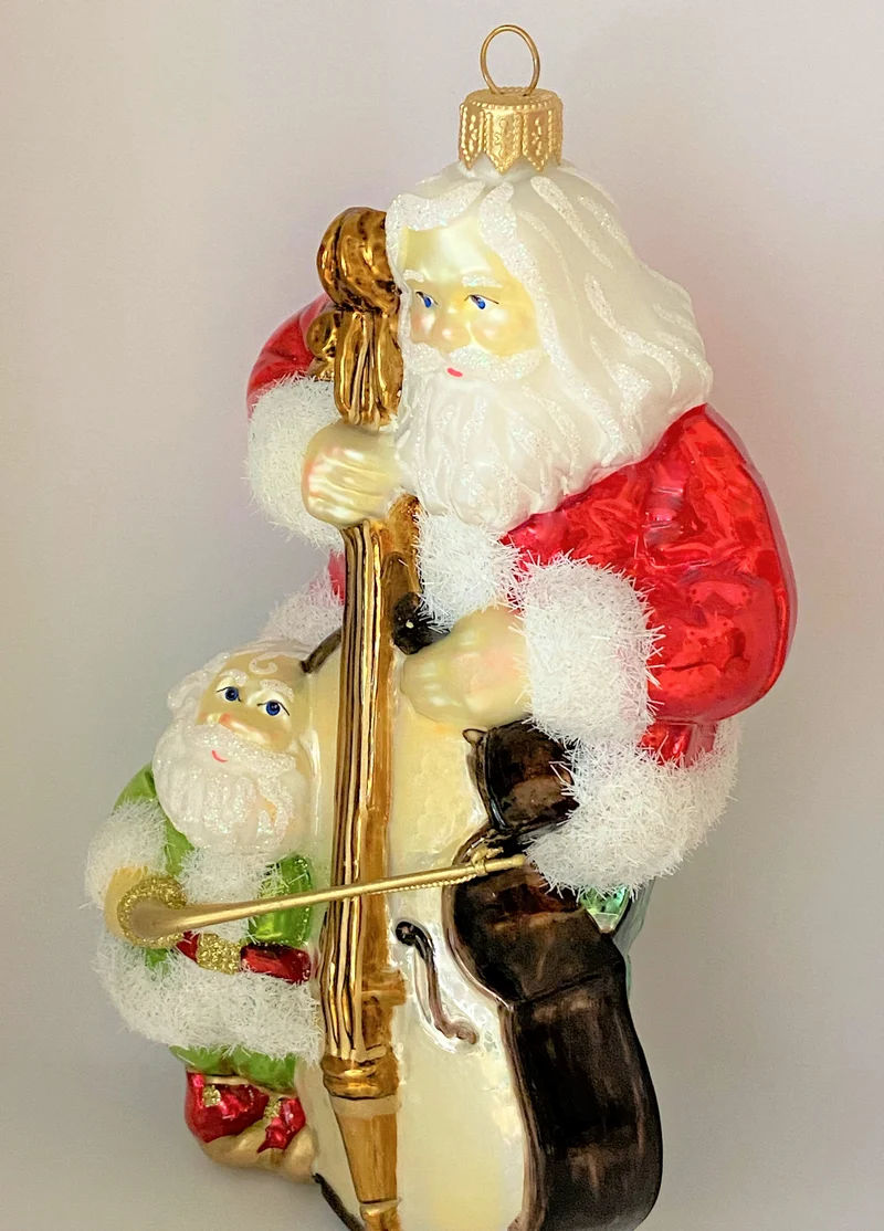 Der Weihnachtsmann spielt mit dem Weihnachtswichtel auf dem Kontrabass Weihnachtslieder