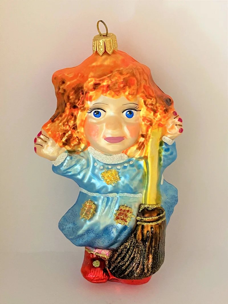 Rothaarige Hexe mit Hexenbesen, Befana