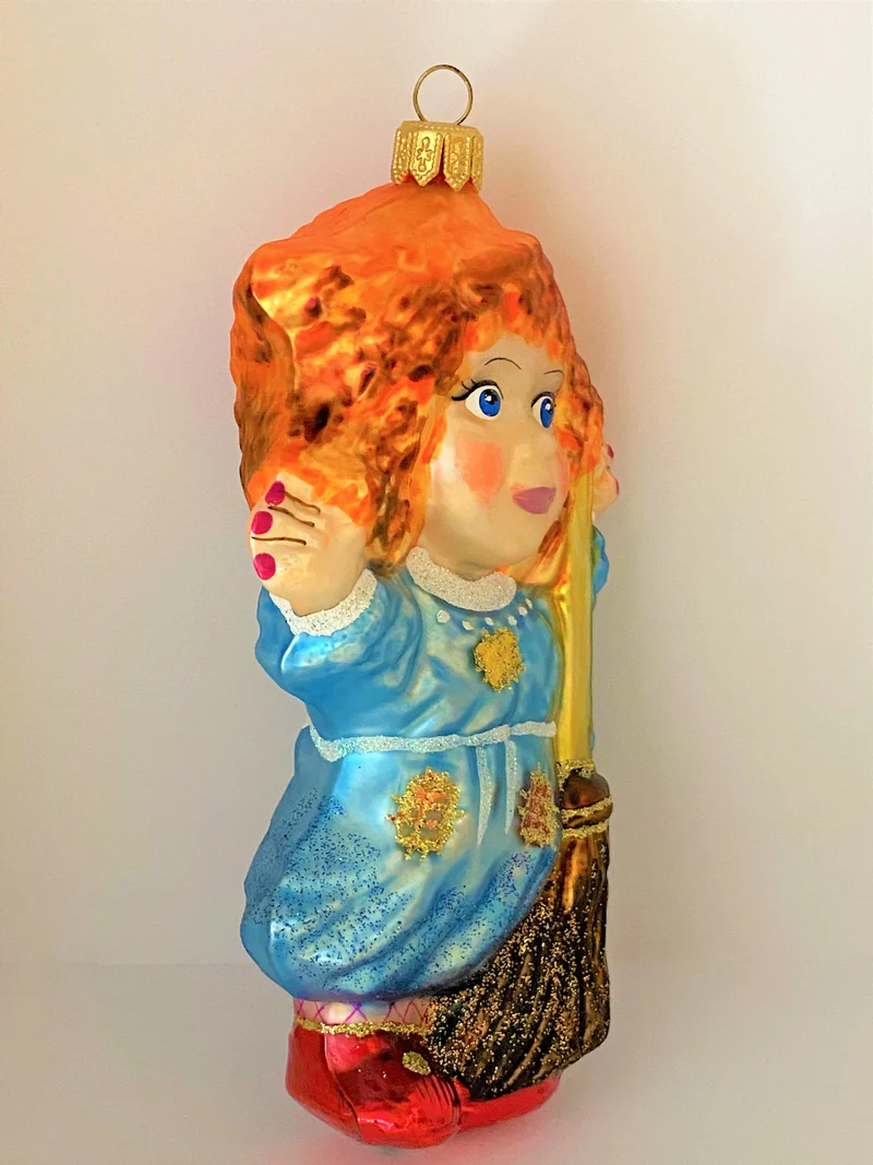 Rothaarige Hexe mit Hexenbesen, Befana