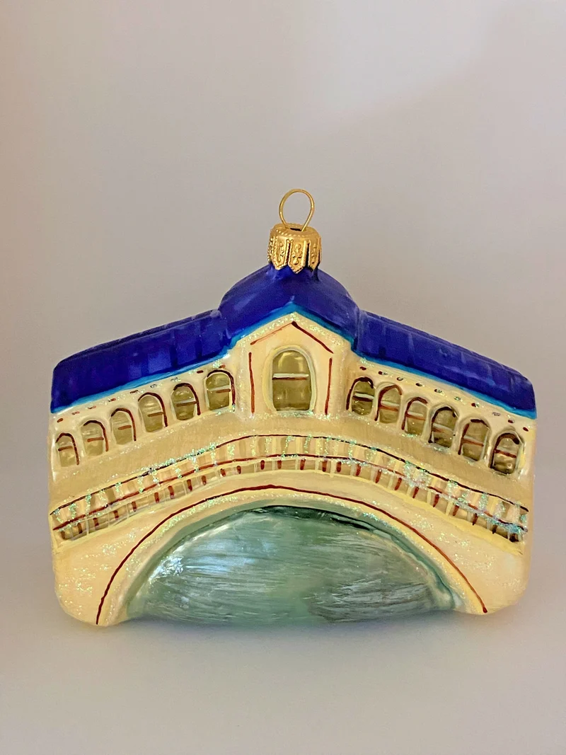Rialto-Brücke von Venedig mit blauem Dach