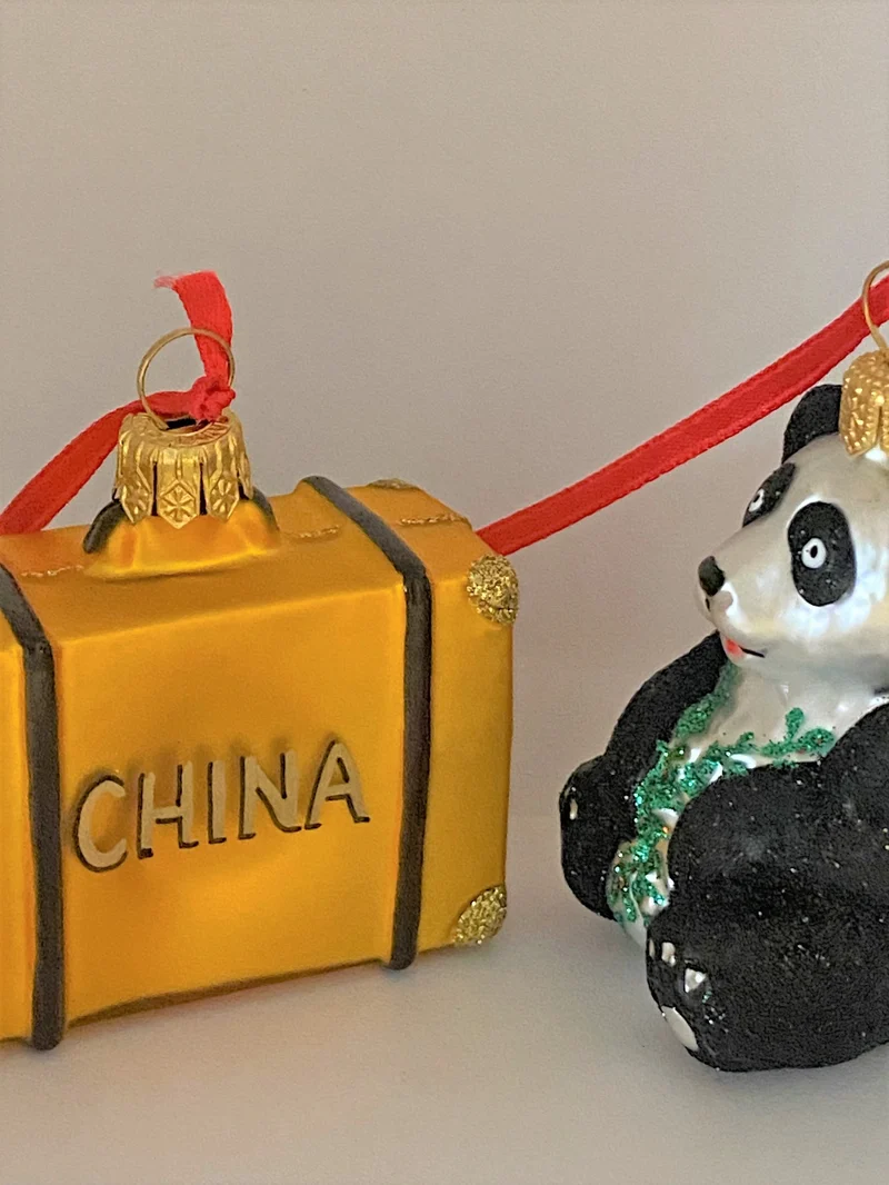 Pandabär mit Reisekoffer China