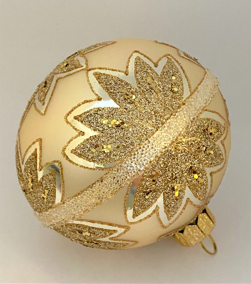 Kugel helles gold mit stilisierter Blüte