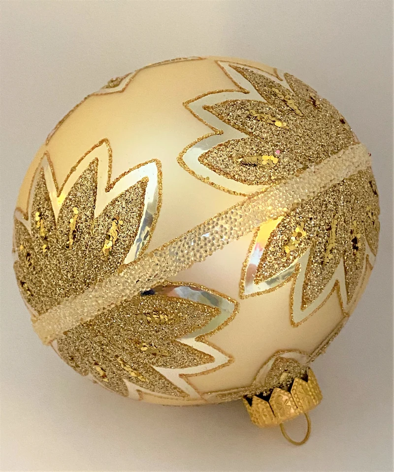 Kugel helles gold mit stilisierter Blüte