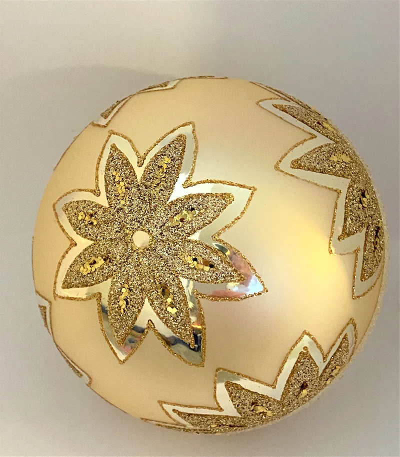 Kugel helles gold mit stilisierter Blüte