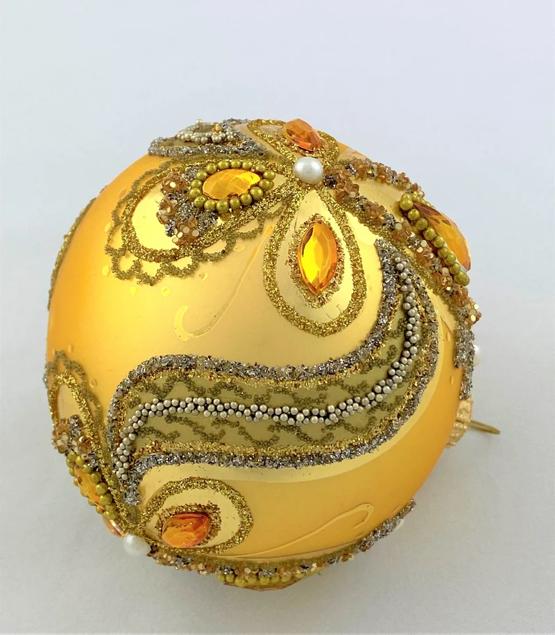 Goldene Kugel barock mit Perlen und goldenen Schmucksteinen