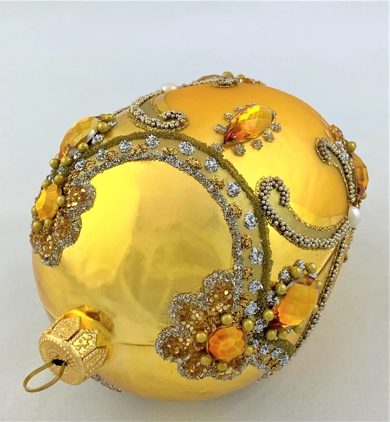 Goldens Faberge-Ei barock mit Volant und goldenen Schmucksteinen