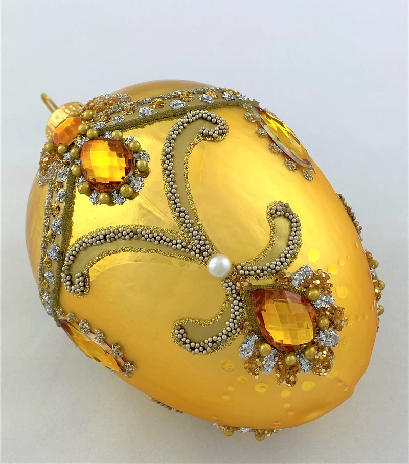 Goldens Faberge-Ei barock mit Volant und goldenen Schmucksteinen